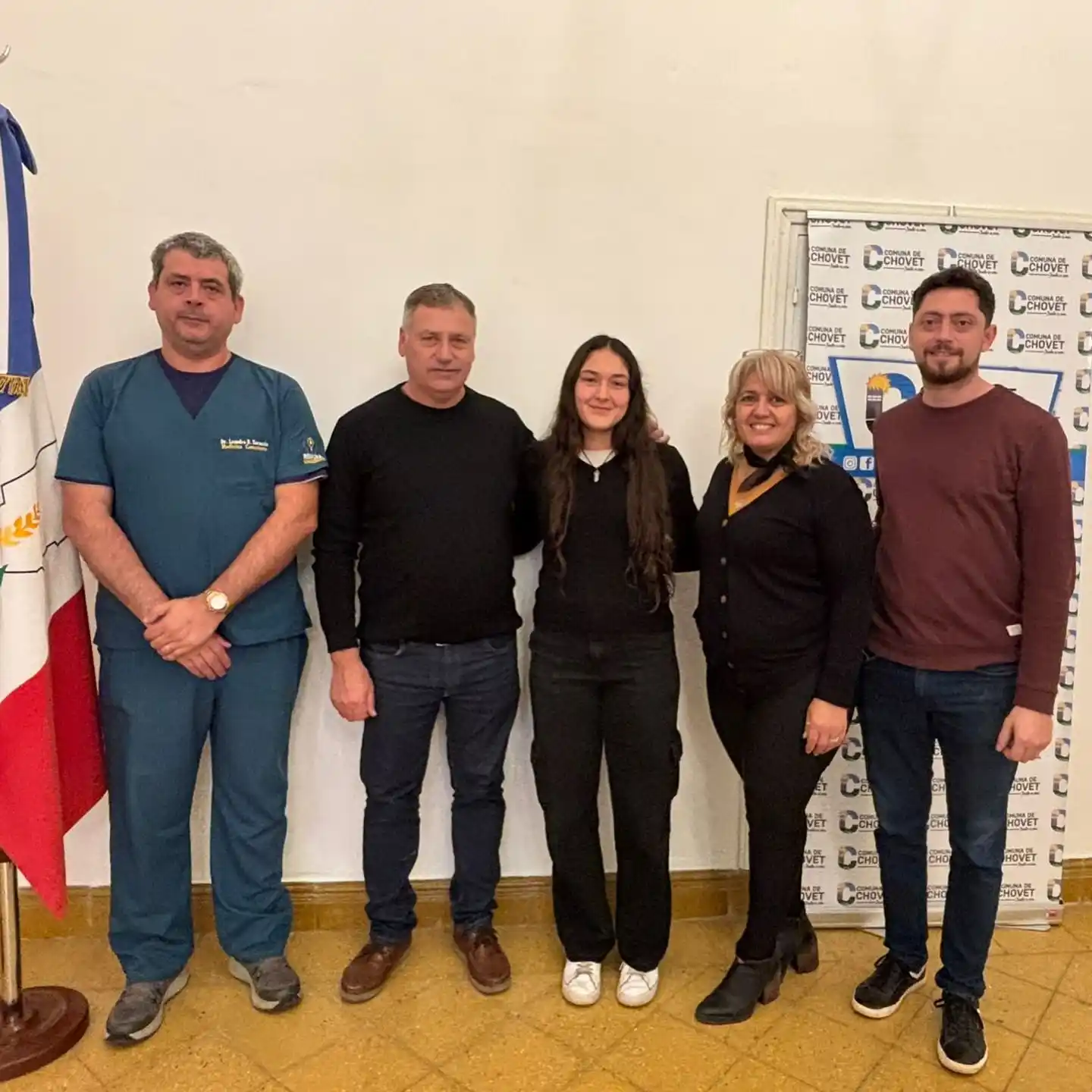 La flamante enfermera fue recibida por las autoridades locales.