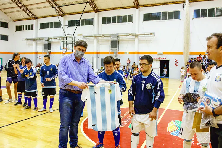 Fiesta en el Polideportivo de San Cayetano por la visita de Los Halcones