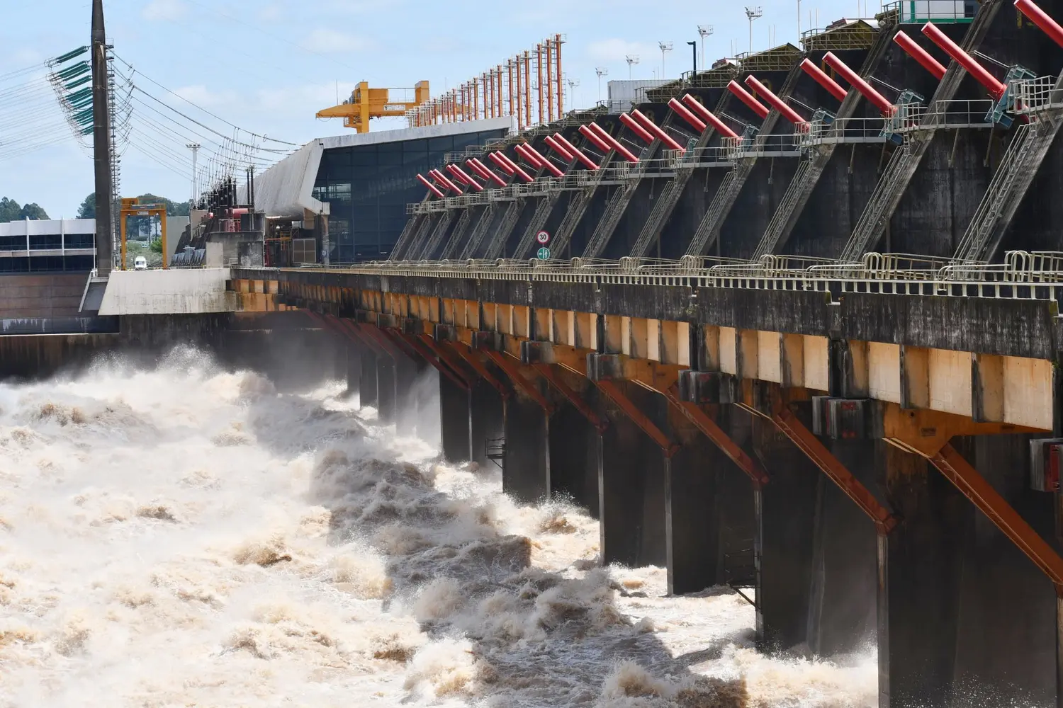 Defensa Civil permanece en alerta y se refuerzan los operativos de seguridad en la zona inundable
