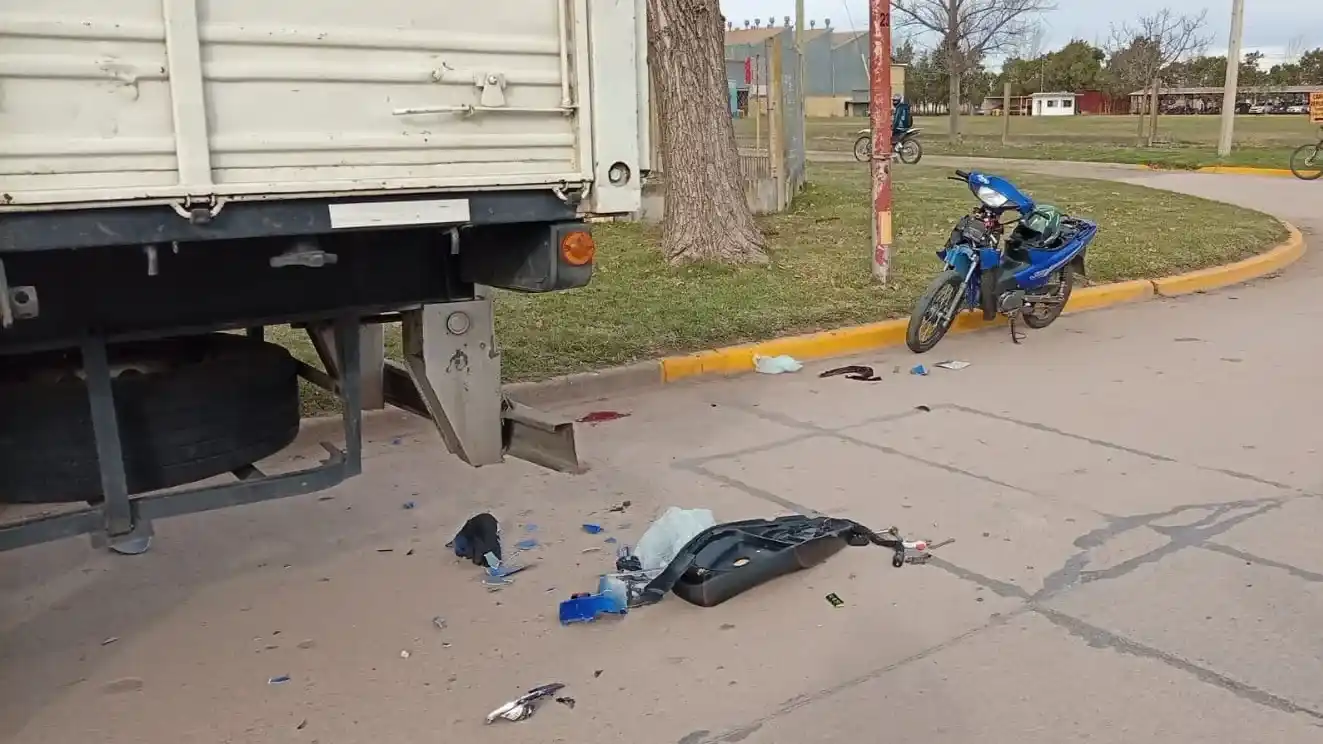 Un motociclista sufrió una fractura de nariz tras chocar contra un camión que estaba detenido