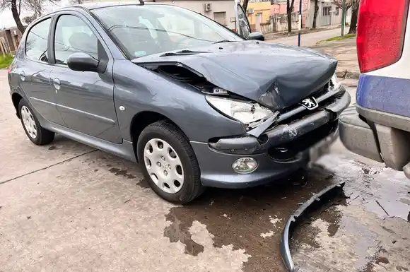 En una maniobra peligrosa y de reversa, un móvil de la GUR impactó contra un auto: una embarazada tuvo que ser atendida