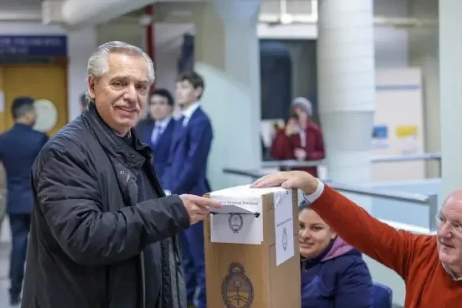 Votó Alberto Fernández: "Siempre que se vota, Argentina se transforma en un país mejor"