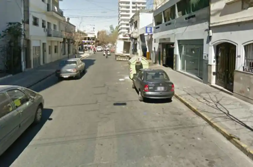 Robó una bolsa con 188 mil pesos y la tiró en un contenedor de basura