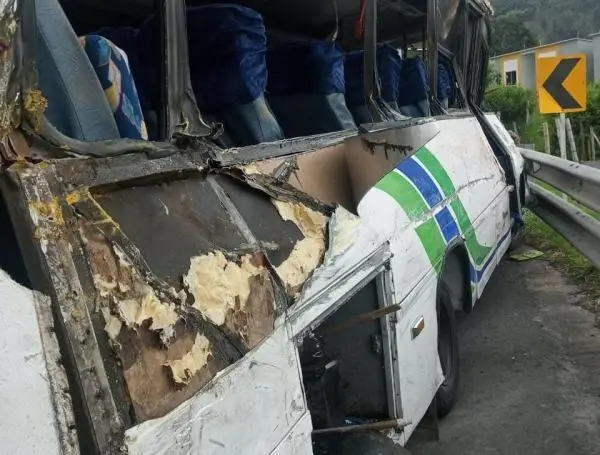 ¡TRÁGICO! Mueren diez universitarios en accidente de autobús en Colombia