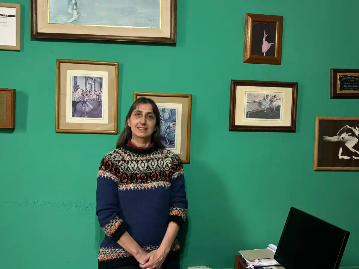 Julieta Moyano, en la dirección de la Escuela Municipal de Danzas de Tandil, rodeada de recuerdos de distintas funciones.