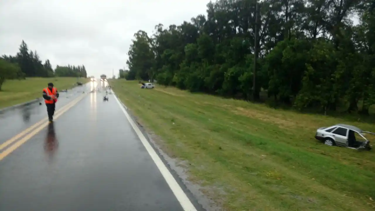 Mientras llovía copiosamente se produjo un grave accidente en ruta 12