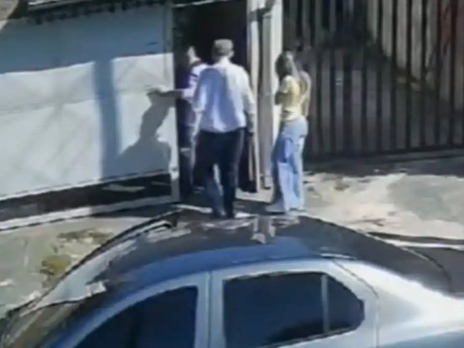 El momento en que ingresaron los ladrones a la casa junto a la víctima.