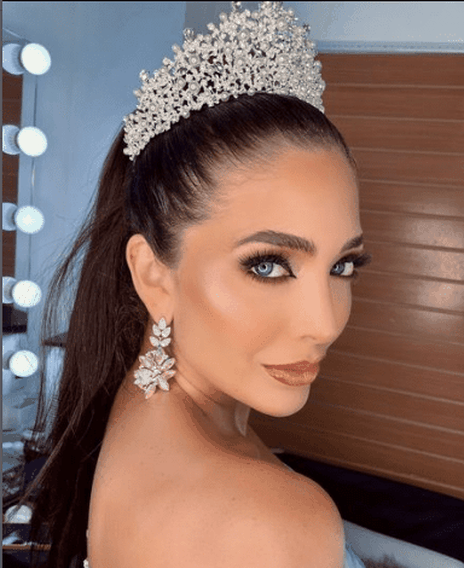 Pocas antes de renunciar a la corona de Miss Earth, Gasiba subió esta foto con la misma a su Instagram.