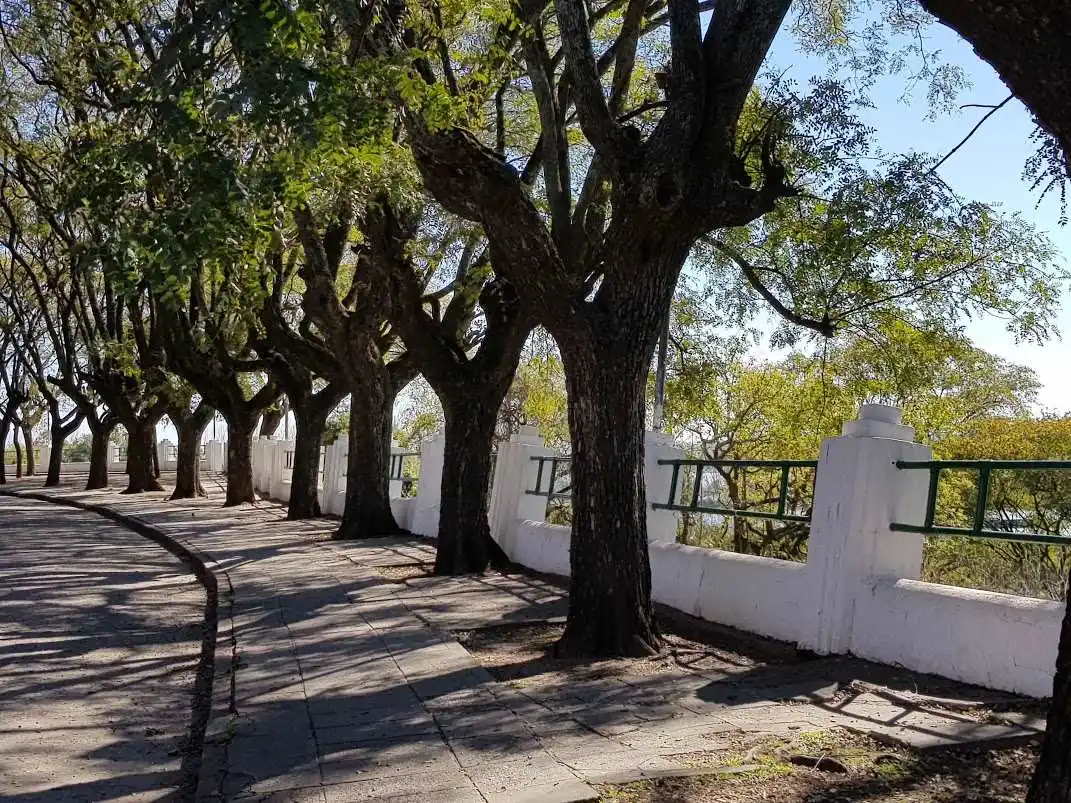 La vereda de la plazoleta Fray Cayetano Rodríguez, historia, belleza, paisaje y mirador.