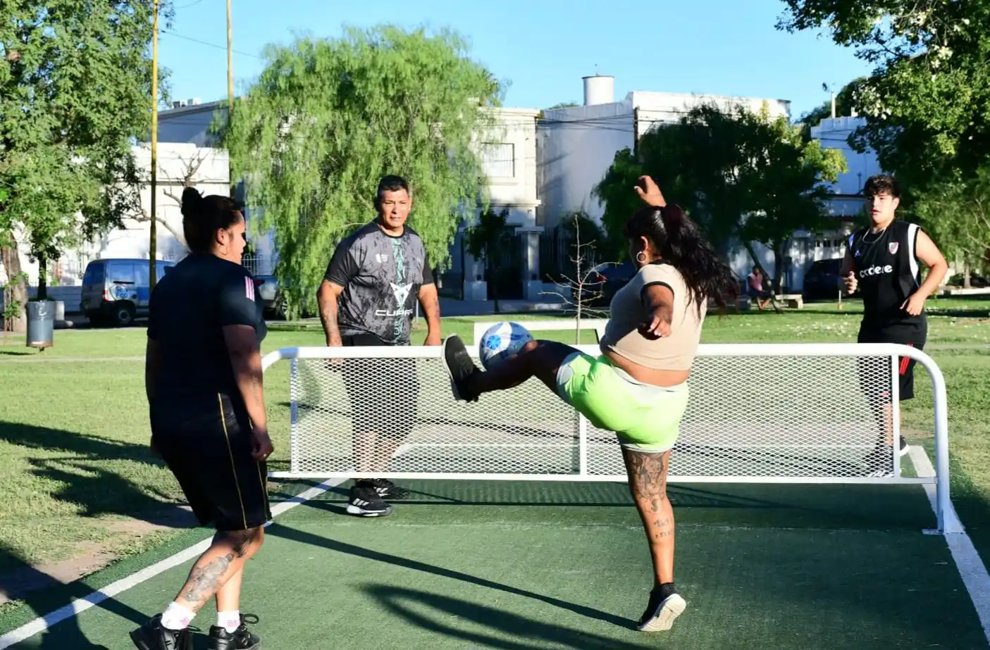 Jornada con fútbol-tenis en "La Vélez"