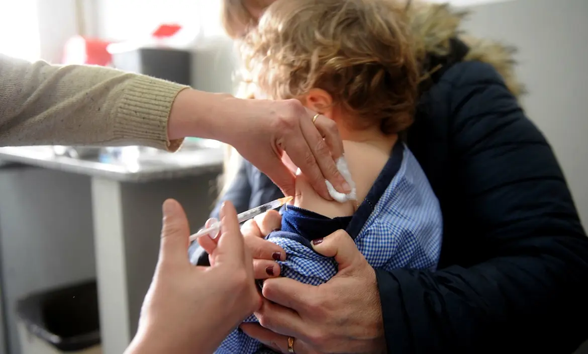 Instan a vacunar a chicos de 1 a 4 años con dosis extra de la triple viral y contra la polio