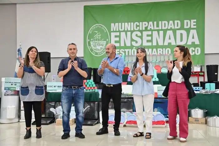 Entrega de equipamiento a 20 escuelas de Ensenada.