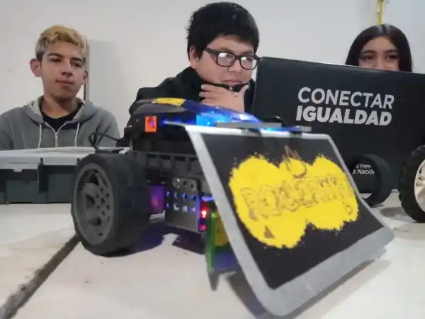 El primer Club de Robótica local funciona en la Escuela Media N°1