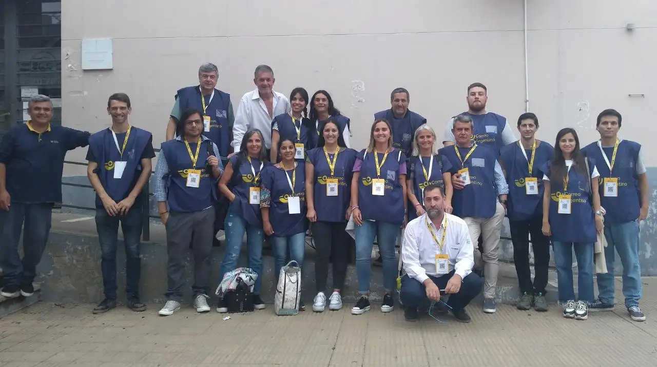 La noble tarea de los urneros, operadores y personal de transporte