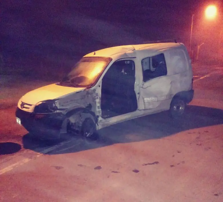 Una pareja herida, tras colisionar una camioneta y una máquina agrícola
