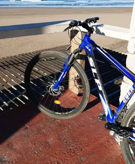 Le sustraen la bicicleta a un estudiante en la puerta de su vivienda