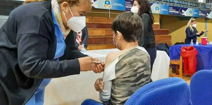 Comenzó la vacunación de los adolescentes de 12 a 17 años con factores de riesgo