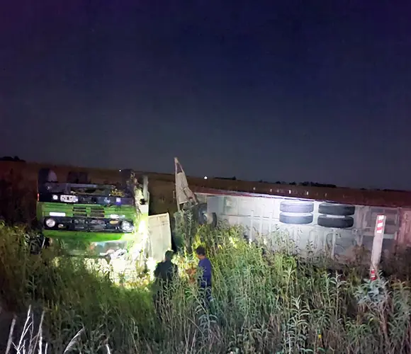Despiste y vuelco de un camión con acoplado