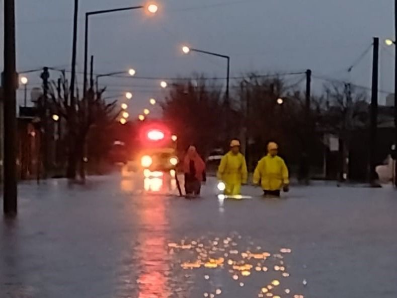 Bomberos Voluntarios, en medio del agua, en el barrio Santa Fe. Foto: BVVT