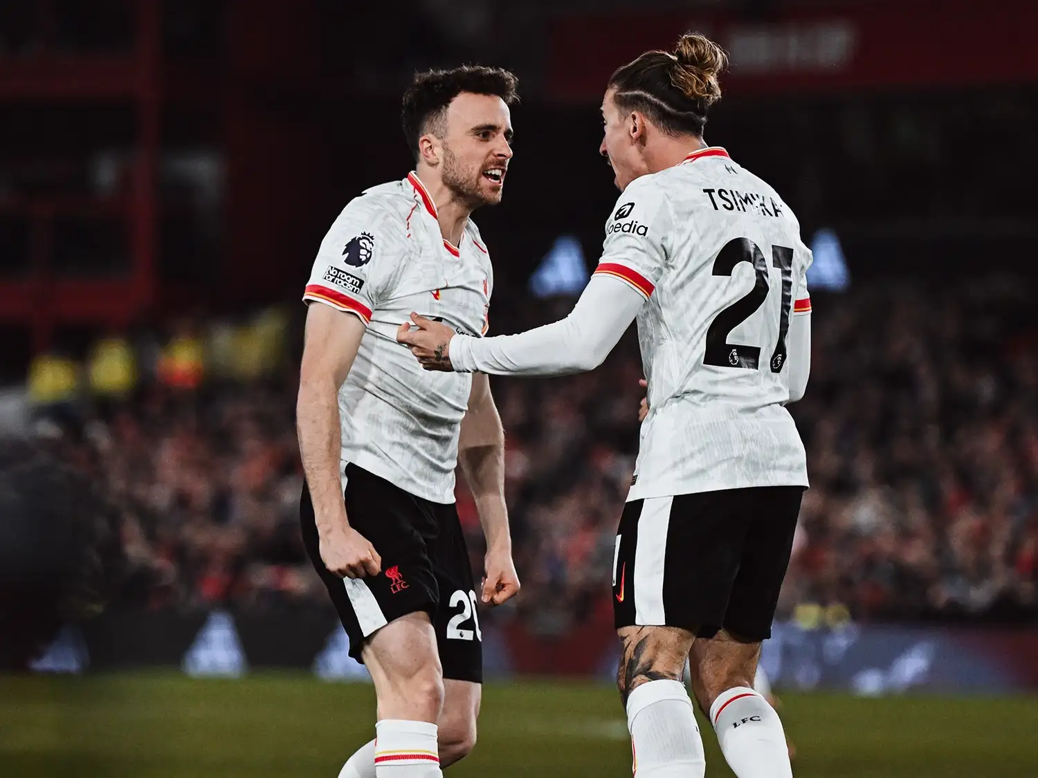Festejo de Liverpool entre Diogo Jota y Tsimikas.