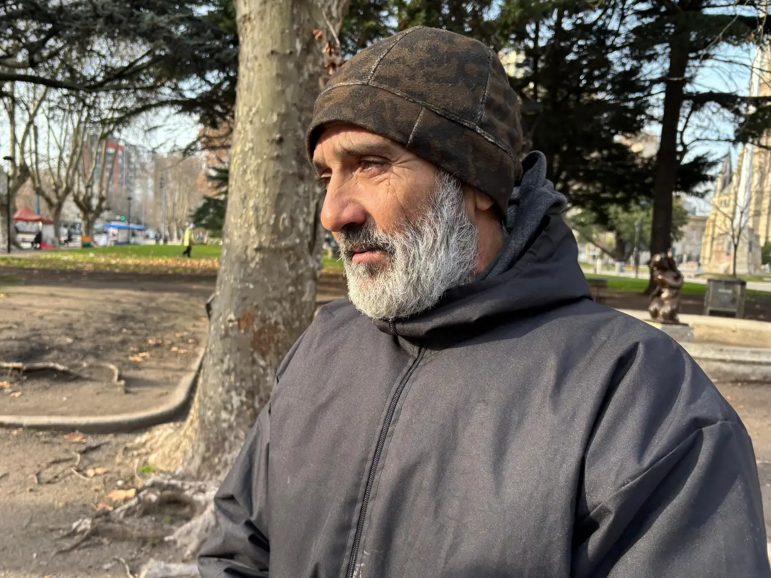 César es una de las tantas personas que actualmente se encuentran en situación de calle en Mar del Plata.