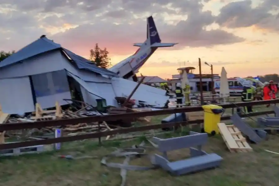 Muertos y heridos tras estrellarse una avioneta contra un hangar en Polonia