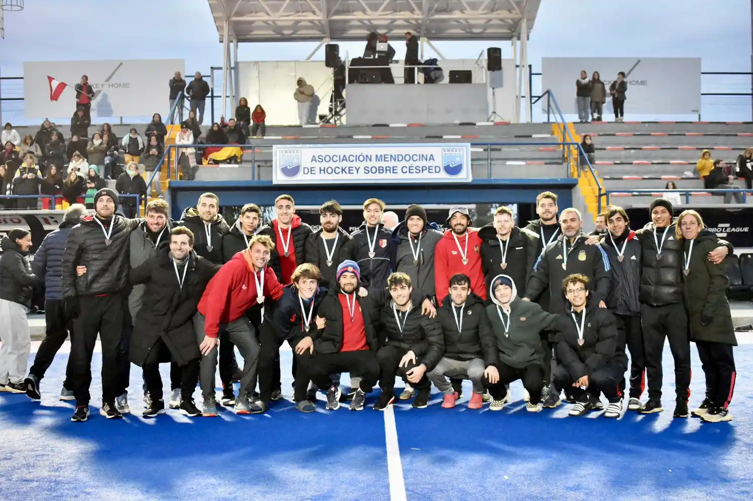 El plantel de MDQ 06 HC con la medalla de bronce en Mendoza. (Foto: Asoc. Mendocina de Hockey)