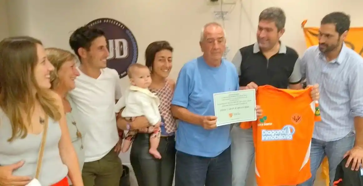 Villa Díaz Vélez bautizó la cancha y alimenta la expectativa del debut