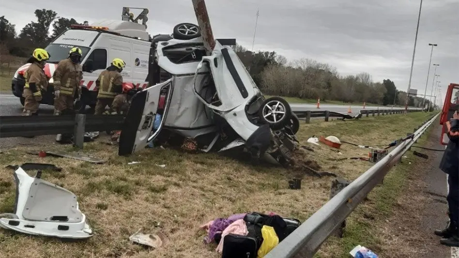 Chocaron contra un poste en la autopista Ezeiza-Cañuelas: cuatro muertos y un herido grave
