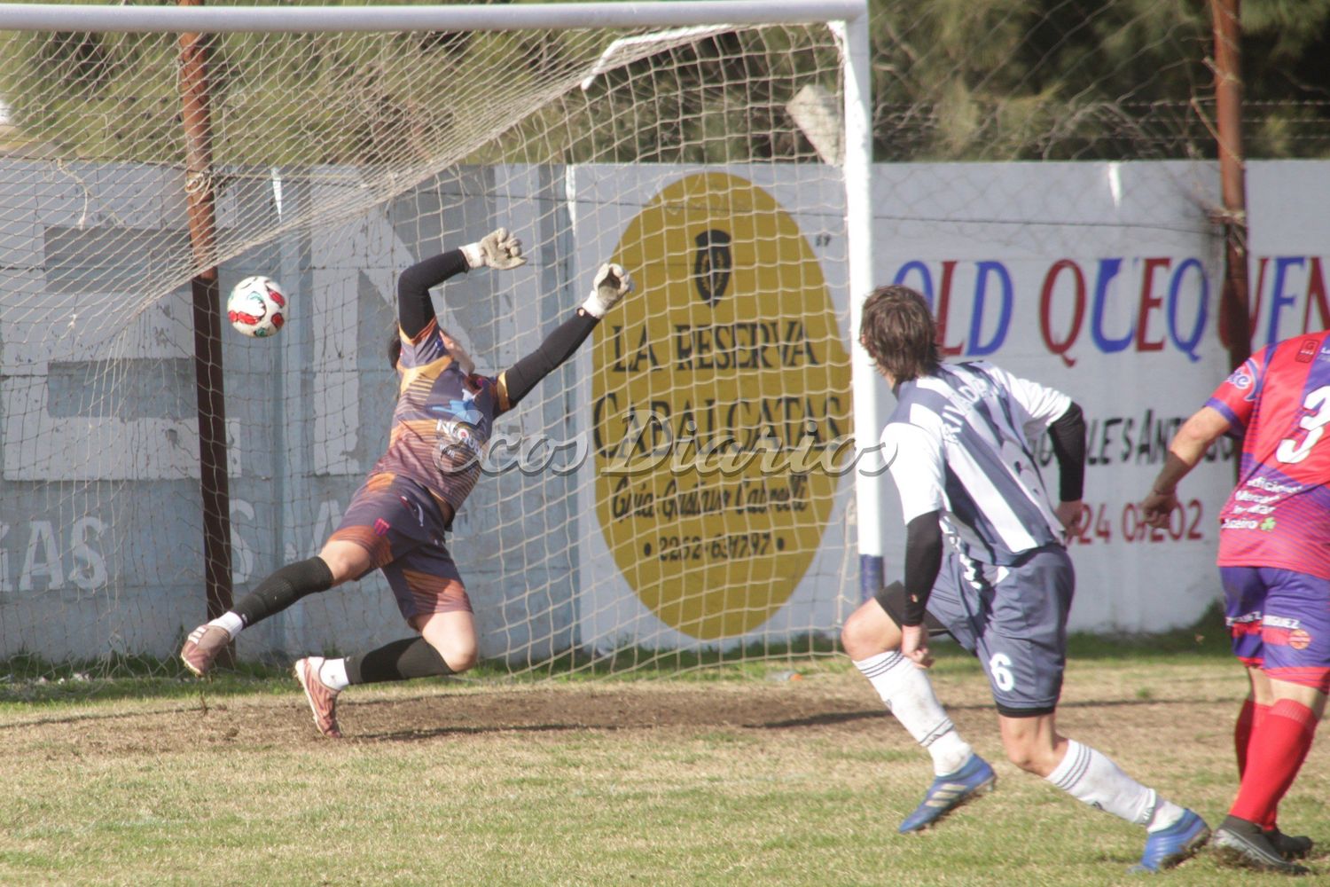 Remate de Emiliano Giudicatte en el primer gol