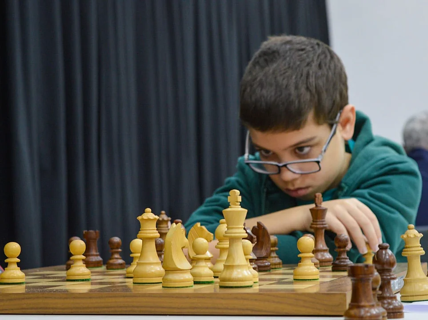 Faustino Oro disputando una partida de ajedrez.