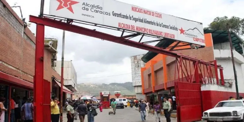 A puñaladas asesinan a un carretillero dentro del mercado de Coche
