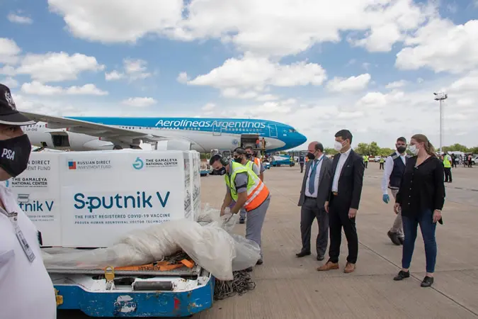 En medio de las quejas, el Gobierno confía en recibir esta semana dosis del segundo componente de la Sputnik V