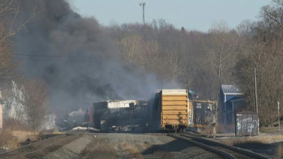 Accidente ferroviario causa PÁNICO AMBIENTAL en Ohio: piden a habitantes de East Palestine consumir agua envasada