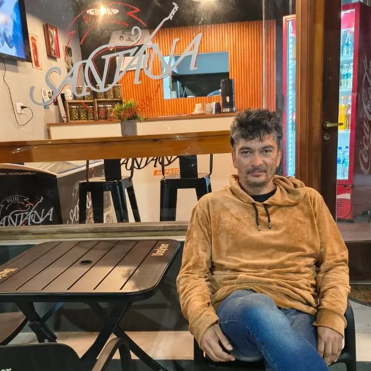 Silvestre Doladé dialogó con La Voz del Pueblo vía streaming. Las pizzas a la parrilla tienen un encanto único que combina el ritual del asado con la cocina italiana. Su mayor atractivo reside en la textura súper crocante de la masa y un distintivo aroma ahumado que el horno convencional no puede replicar
