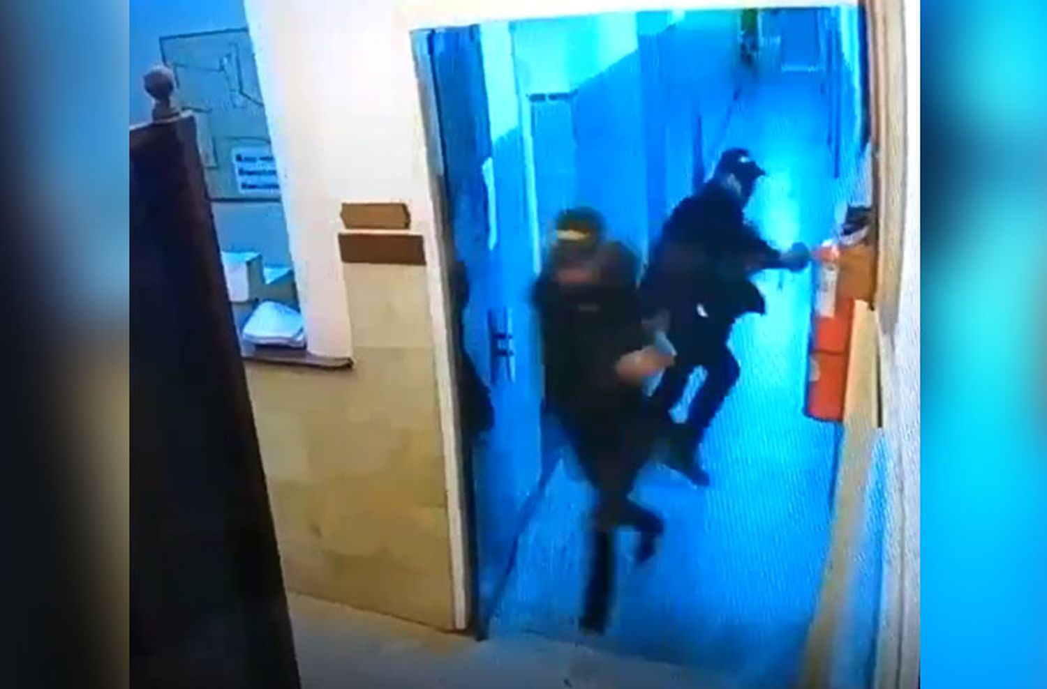 A los tiros y vestidos de policías, entraron en una comisaria para rescatar a un preso