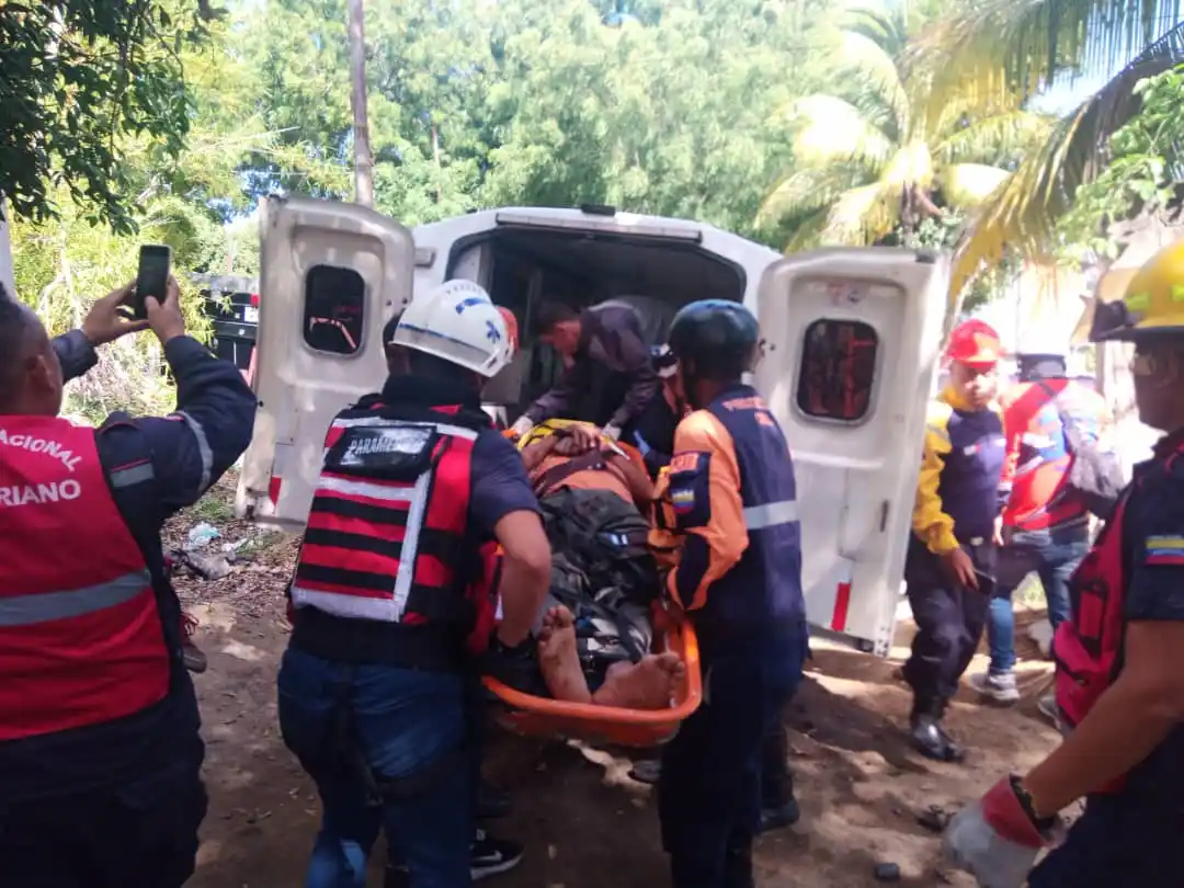 ¡VIVO DE MILAGRO! Estaba tumbando aguacates y recibió una descarga eléctrica (+Fotos)