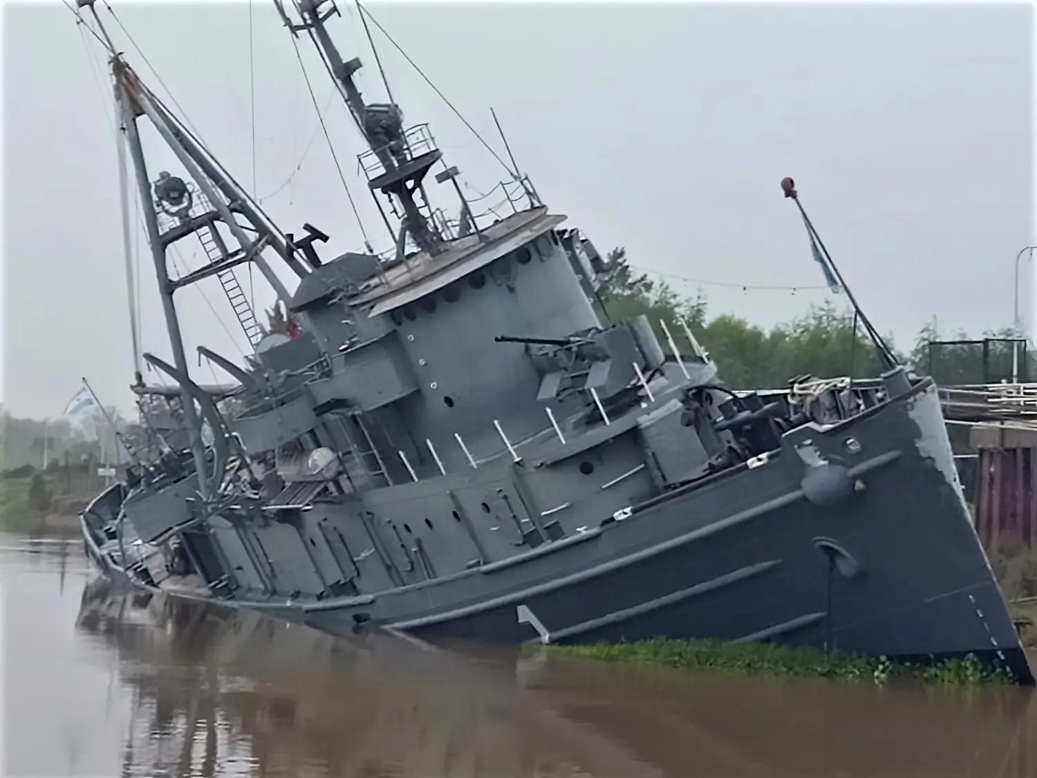 Buque Museo escorado: con buzos de la Armada, sigue la tarea ante el riesgo de hundimiento