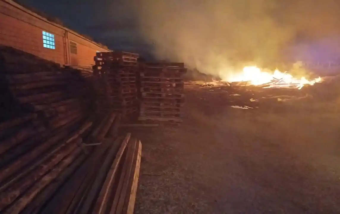 Los bomberos trabajan para evitar que el fuego llegue hasta el inmueble.