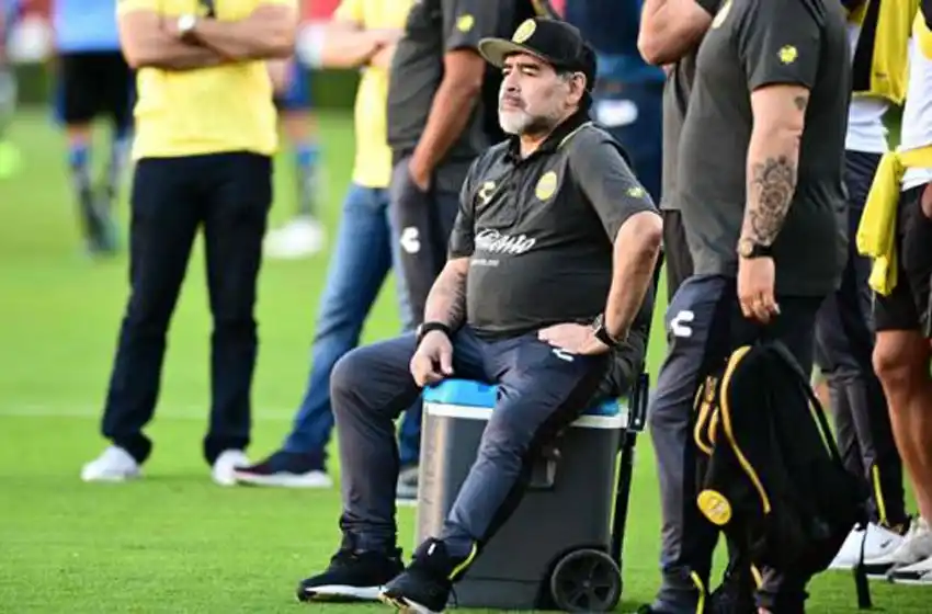 El equipo de Maradona, afuera de la Copa México