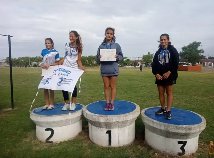 Tamara Franceschetti y Agustina González Esquetinez, 1° y 3° en 150 metros.