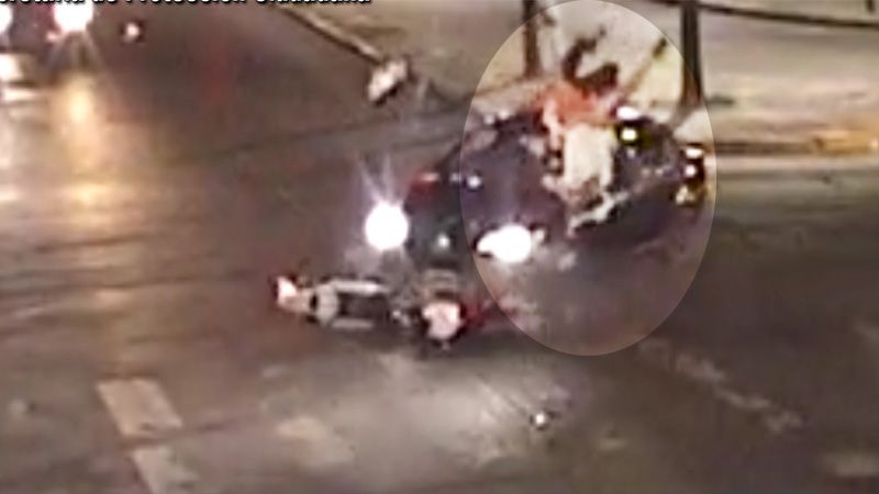 Dos personas que iban en moto volaron por el aire tras ser impactadas por un auto
