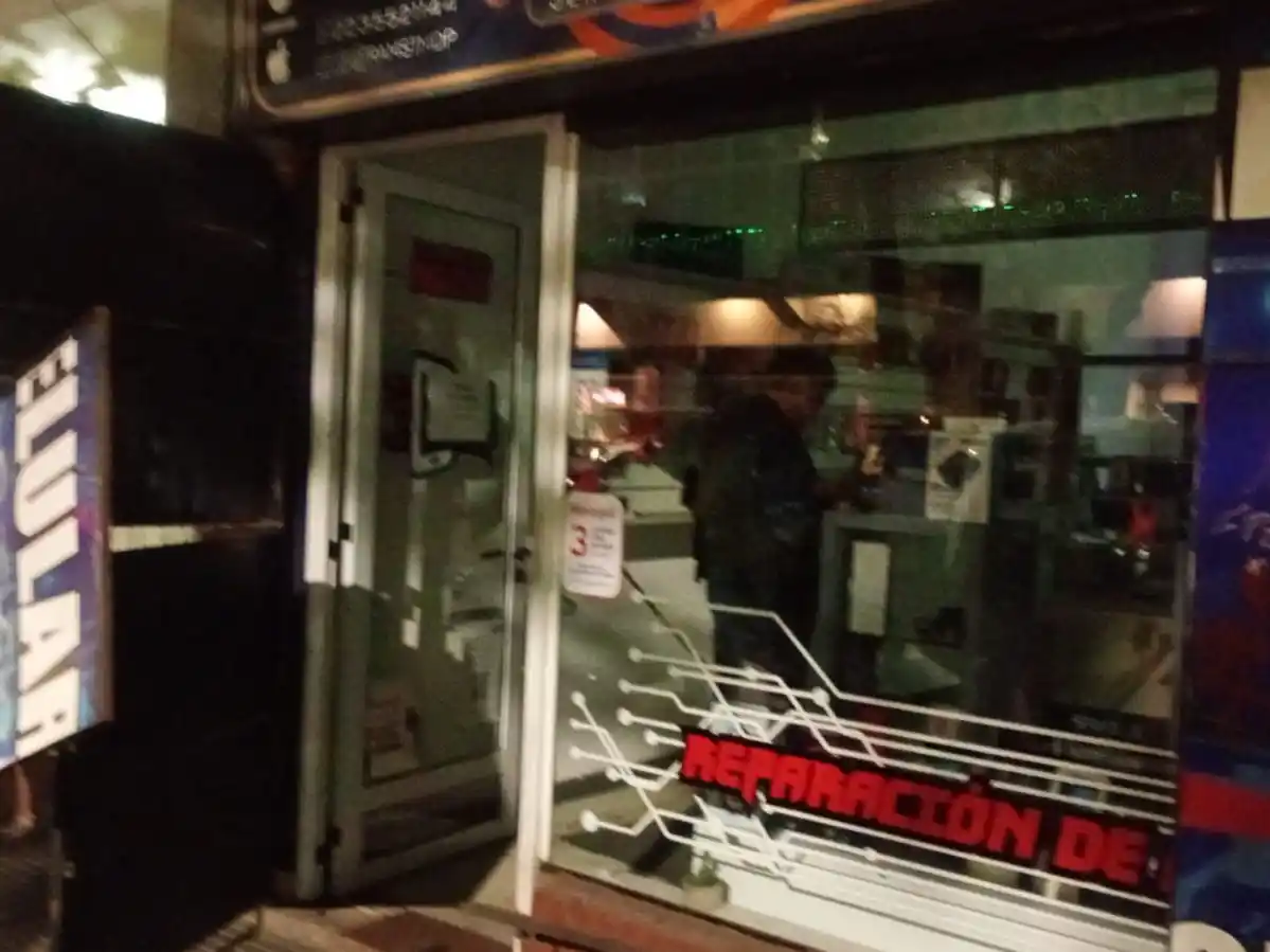 El hecho ocurrió durante la noche del martes en un comercio de calle La Rioja.
