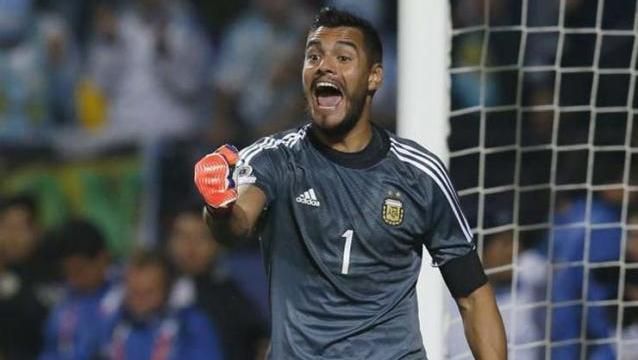 Enojo en Racing con Sergio Romero: "Duele verlo con la de Boca"