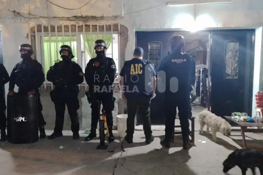 VIDEOS | Dólares, armas, autos robados y notas mafiosas: allanamientos en el marco de una investigación por homicidio