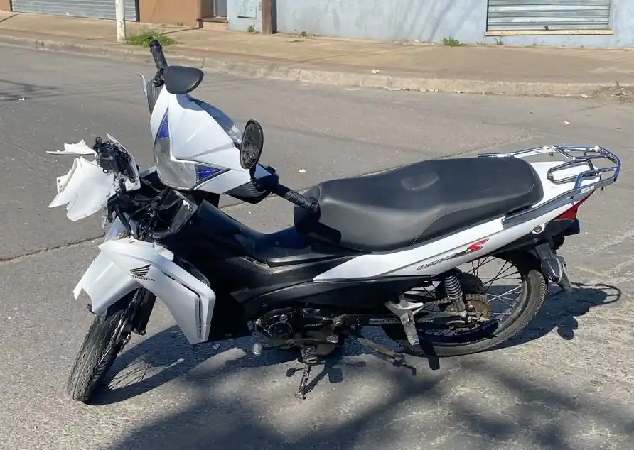La motocicleta implicada en el choque en la esquina de Machado y Rodríguez.