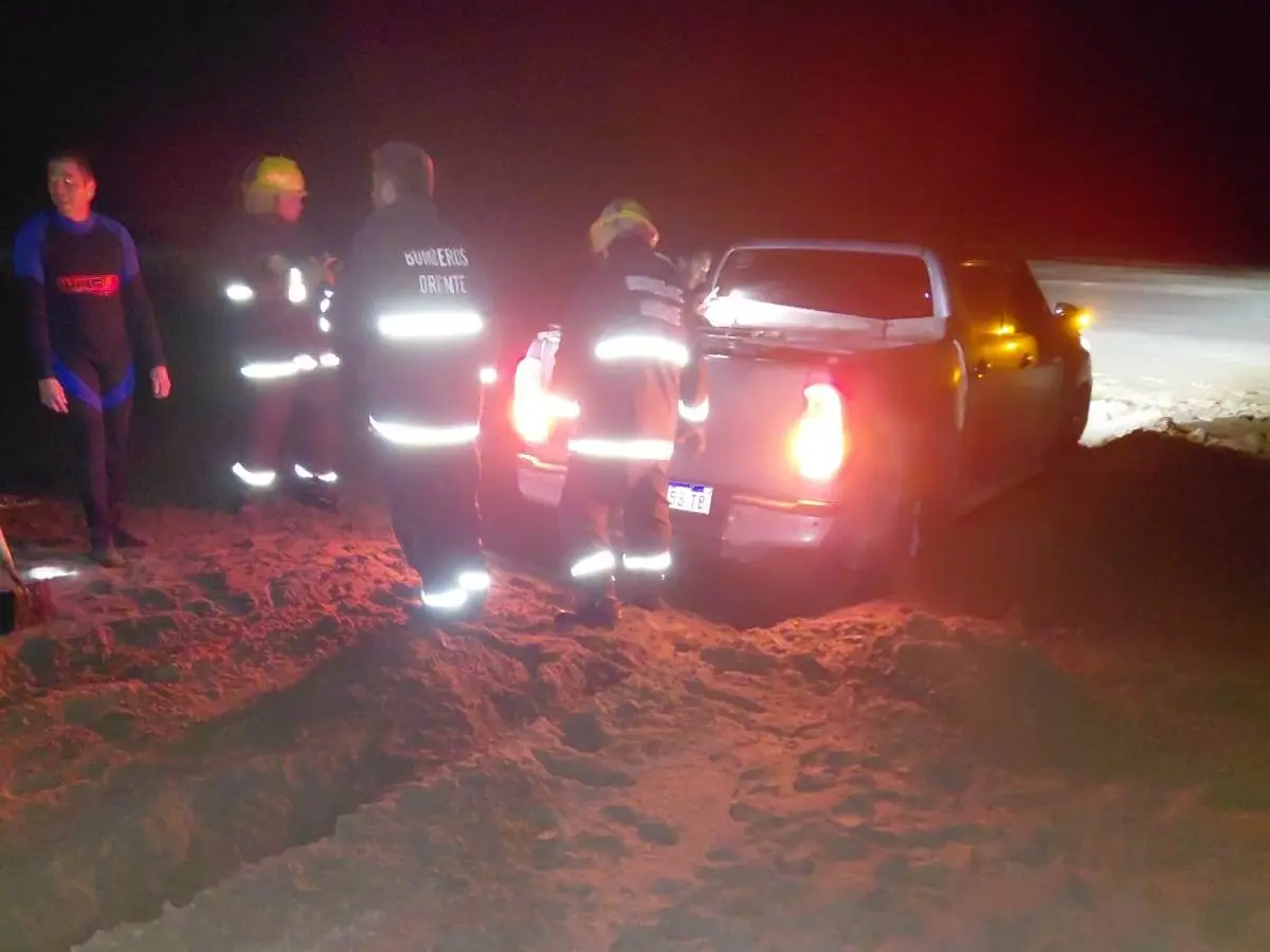 Tras avisar a bomberos, los pescadores fueron rescatados en un arduo operativo nocturno - Foto gentileza de Silvio Traverso