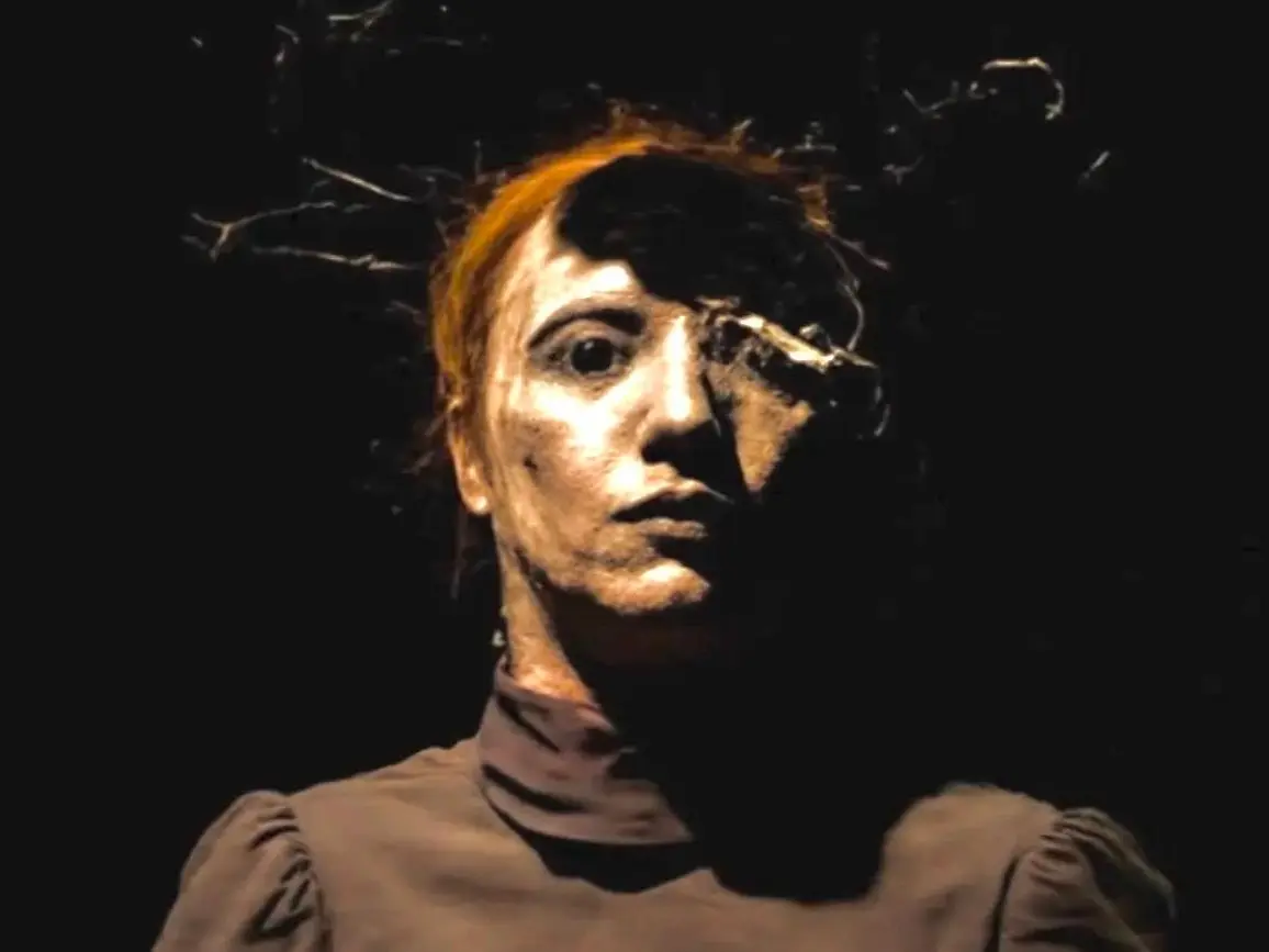 Insomnia. El unipersonal visual y sonoro de la compañía Musa Híbrida, inspirado en la obra de Alejandra Pizarnik