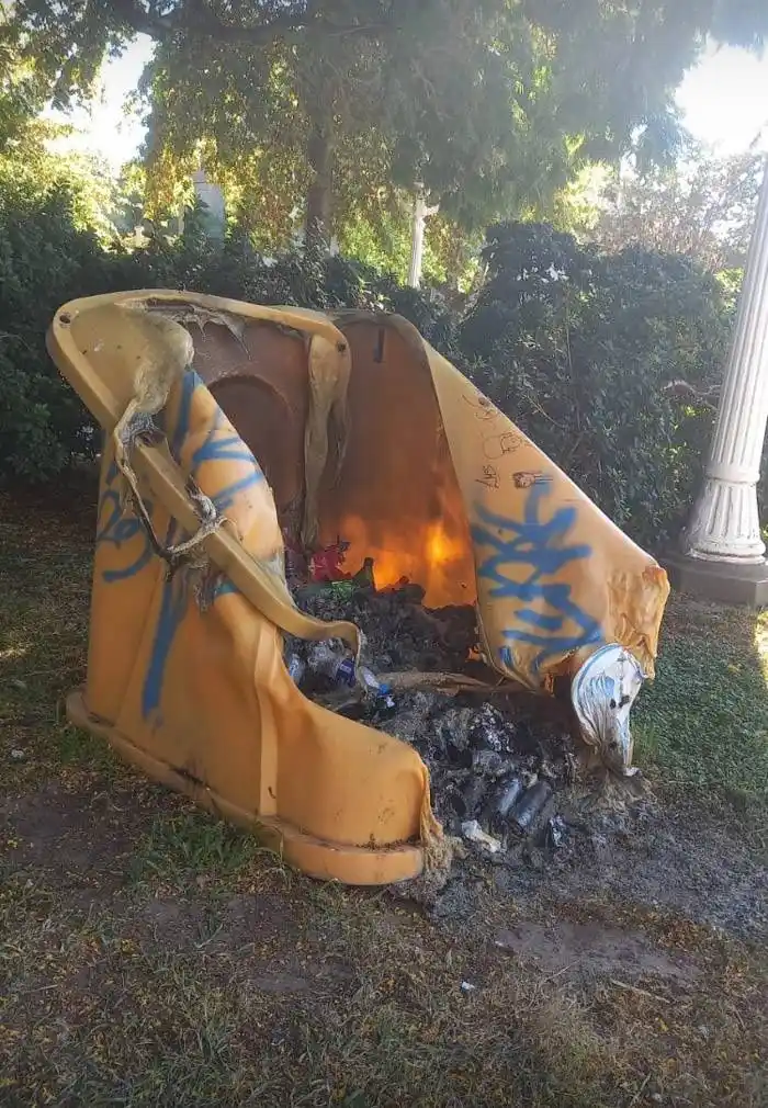 Incendiaron contenedor de residuos de la Plaza Urquiza