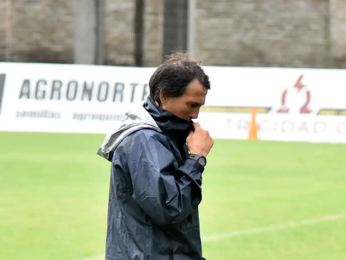 Busca el equipo para el debut